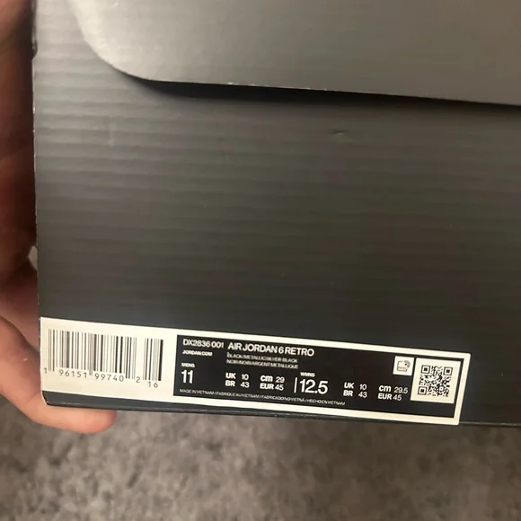 Got them as a gift but not my style. Only worn once inside  display picture 1